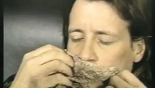 Sıska kaltak iki sikiş deliğini büyük yarak darbeleri ile parçalatıyor