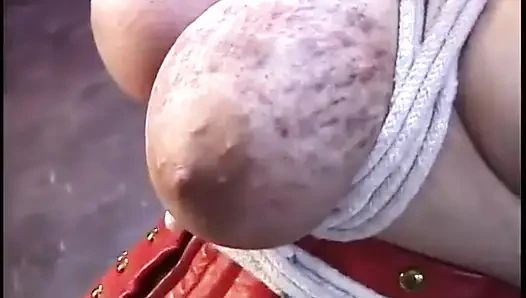 Göğüsleri ve elleri iple bağlı