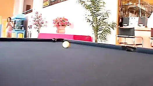 Ateşli hatun şişman balon götüyle sert bir yarağa biniyor