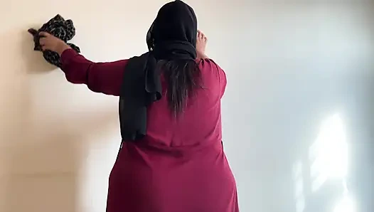 Suudi Arabistan'da yatak odasını temizlerken büyük götlü güzel bir hizmetçiyi sikiyor - göt sikişi ve boşalma