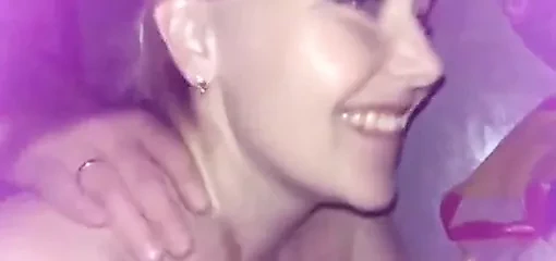 Karısı kocasının fri ile önünde sikmek için utangaç