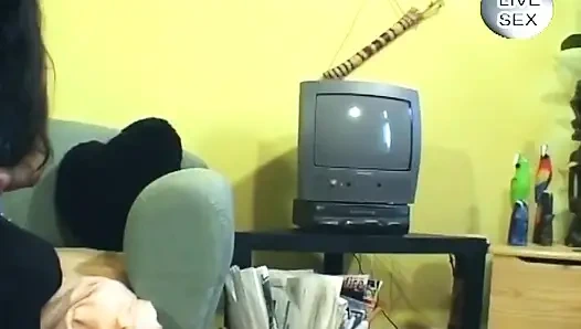 Kıllı olgun esmer dildolar kenetlenen orgazma kadar amcığını genişletiyor