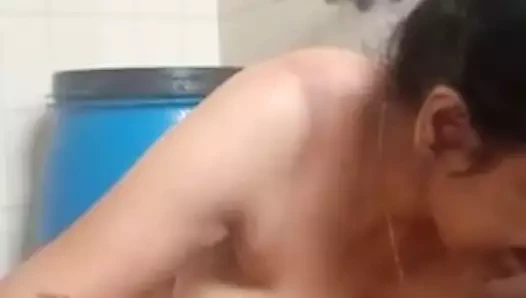 Sundhori teyze, banyo videosu