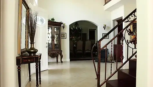 Çılgın vücutlu arsız genç kız küçük amına büyük bir yarak alıyor