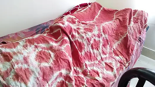 Üvey kız kardeş üvey erkek kardeşini mastürbasyon yaparken gördü ve büyük yarağının üstüne çıktı ve sonra sikişiyor