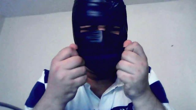 Sıkı bir şekilde sakso çekiyor ve ağzına sakso çekiyor