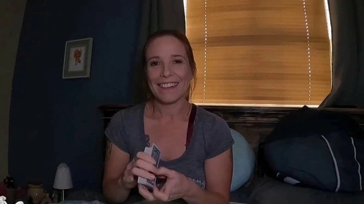 Adım oğlu seksi annesiyle strip poker oynuyor - jane cane