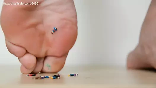 Bayan dom, yüksek kemerli ayakların ezdiği büzülmüş pireleri yok ediyor