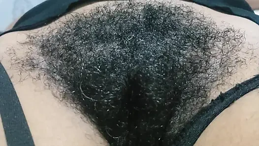 Orta yaşlı seksi kadın seksi paylaşırken orta yaşlı seksi kadın kıllı amcık