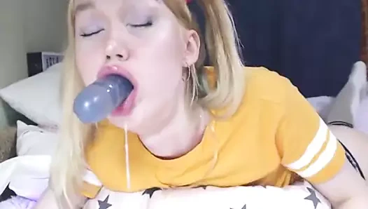 Domuz kuyruklu sarışın şoklar, salyalar ve büyük bir yapay penis üzerinde tıkaçlar