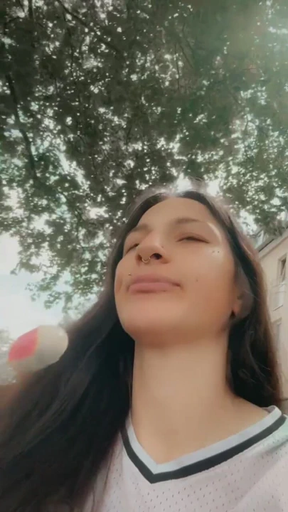 Emmenin tadını çıkarıyor