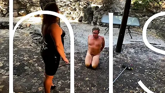 Dominatrix sahibe April'ın hassaslığı