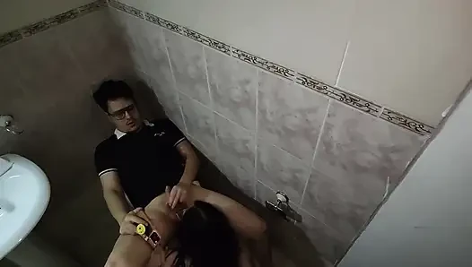Üvey Kuzenim Beni Tuvalette Böyle Yakalıyor.