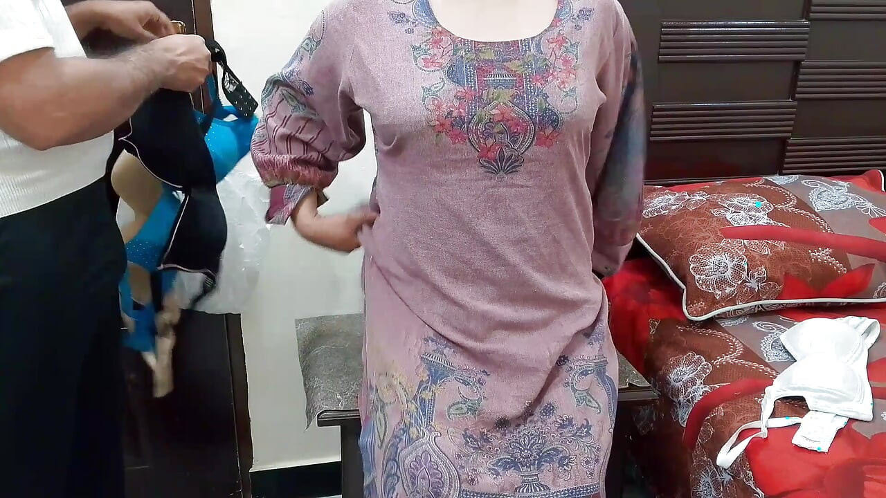 Hintli kadın sutyen satıcısının önünde kıyafetlerini kasten çıkardı