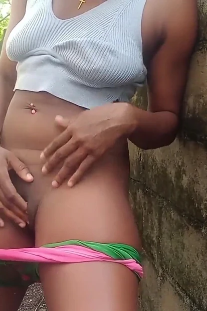 Соблазняю, потираю мою киску, сквиртует на улице