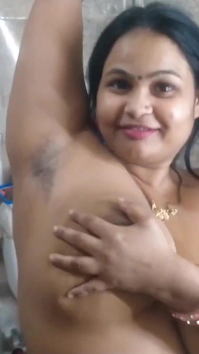 Üveyniece duşta üvey kızına ıslak sakso çekiyor - banyoda seks | Klip 1