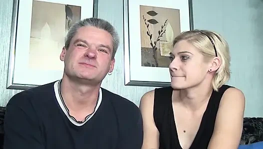 Ateşli Alman genç kız biseksüel adamlarla üçlü seks yapıyor