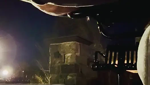 Kalabalık bir halka açık alanda işiyor