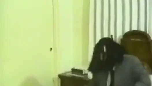 Azgın bir esmer yüze boşalmak için sikiliyor