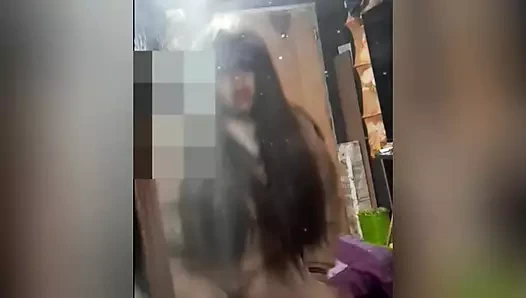 Derslerime gitmek yerine sikişmeye gittiğimizi kimseye söyleme! 18 yaşındaki kız aynanın önünde götünü veriyor