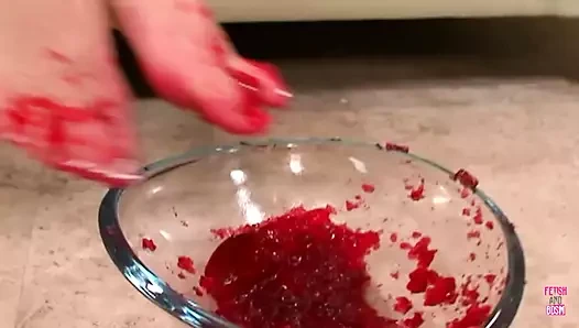 Seksi esmer hatun ayaklarını bir kaseye sokuyor ve bir adamın yalamasına izin veriyor