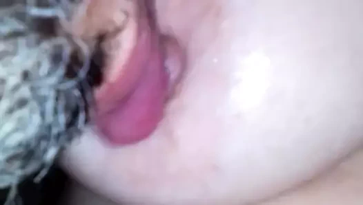 Komşum memelerimi emiyor