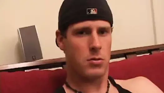 Maxx ahşap okşayarak onun horoz