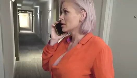 Busty milf cinsel serbest bırakma için üvey kullanır