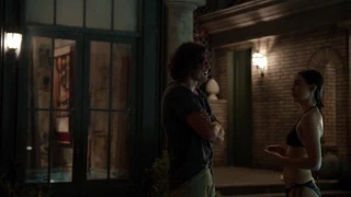 Maia mitchell sıcak bikini sahnesinden iyi bela