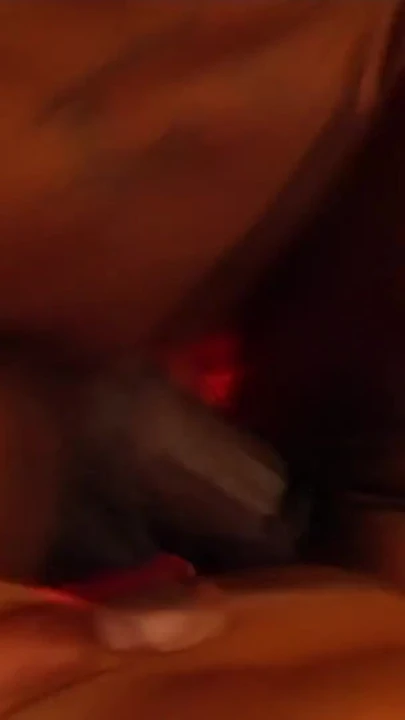 Heyecanlı an "Sıkı amcığına iyi bir amcık verdikten sonra ağzının amını dölle dolduruyor!"