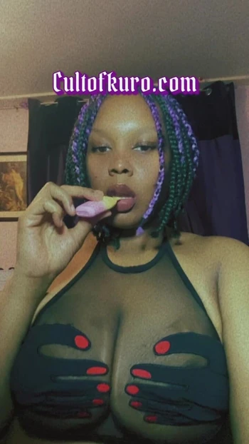 Курящий фетиш - вапинг - соблазнение чернокожей с большими сиськами - вдыхание - Digital Deity Kuro