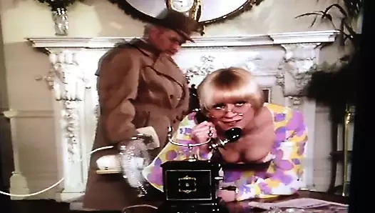 İki ronni. etek kaldırma