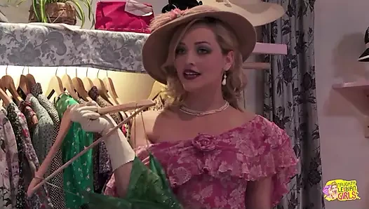 Alışveriş esmer işçi ve iki sarışın müşteriyle şehvetli bir lezbiyen üçlü sekse dönüşüyor