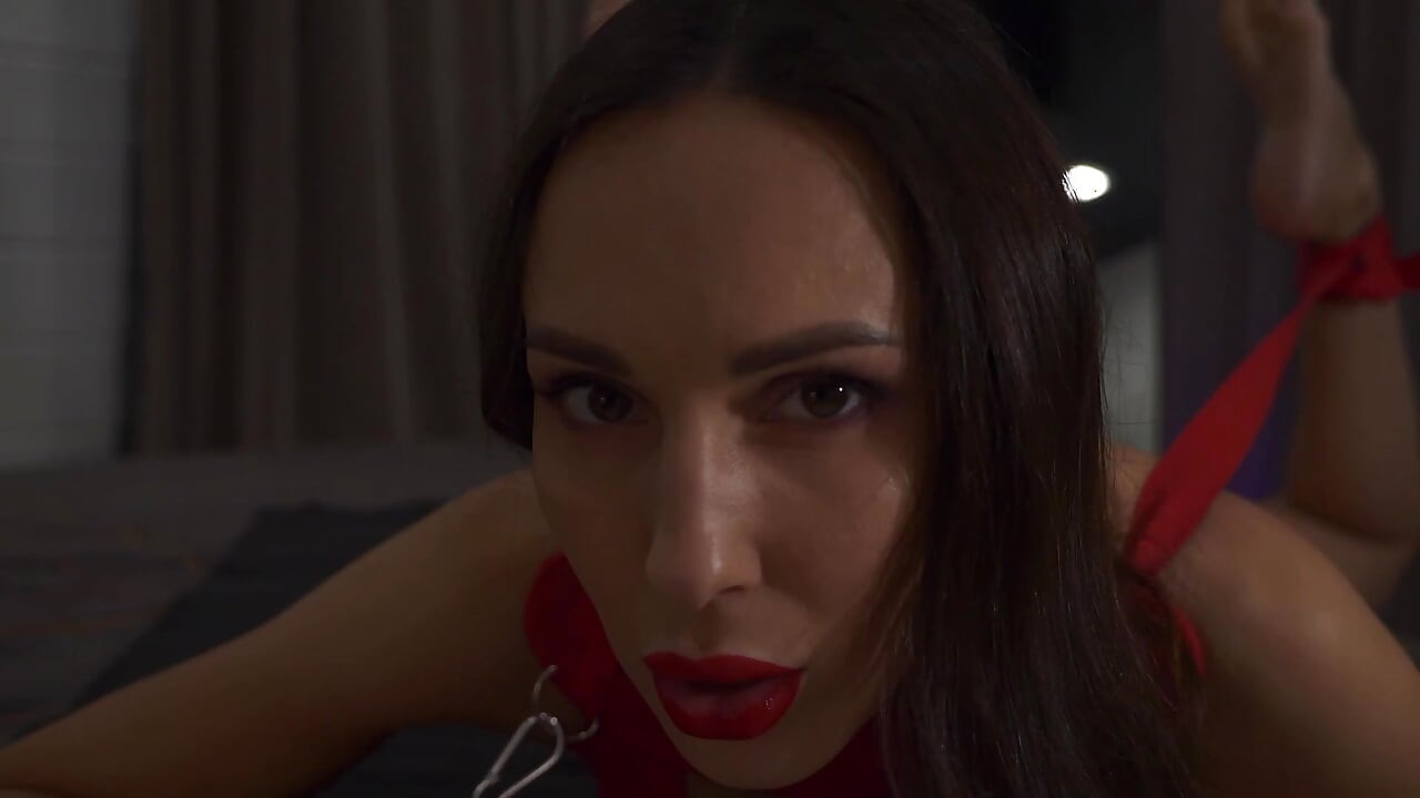 Kırmızı iç çamaşırlı Lilu Moon ile büyük boşalmaya kadar esaret fucefuck ve sert anal seks