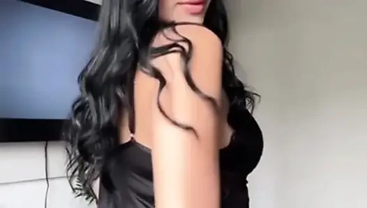 Ateşli genç trans mastürbasyon yapıyor ve kendi dölünü yiyor