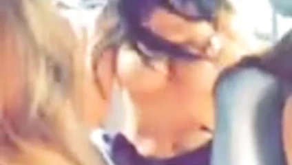 3 fıstıklar büyük göğüsler alma dışarı içinde araba