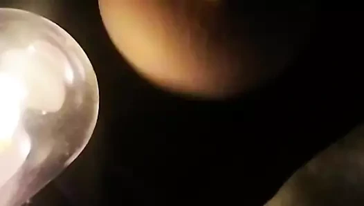 Meme uçlarımı ve hassas yumuşak göğüslerimi gece okşuyor