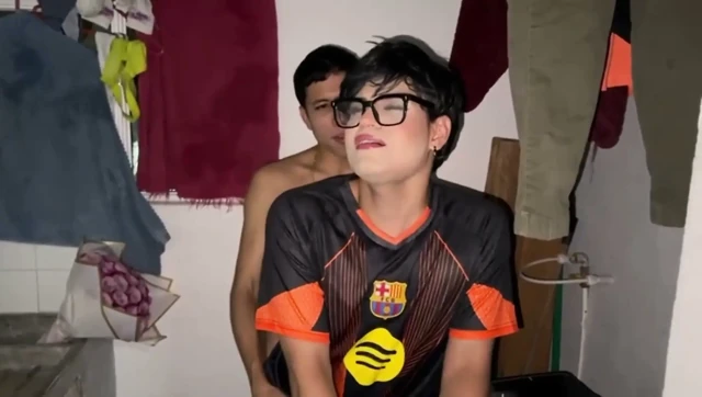 Ken Sissy Femboy, arkadaşı Chillerete'yi evine davet etti ve sonunda onun oldu