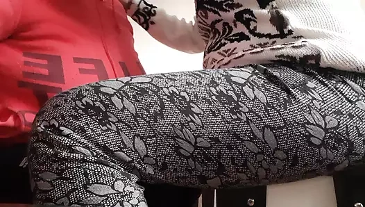 İlk kez karşılıklı mastürbasyon yapıyoruz ve gıdık olsak da hala boşalıyor - lezbiyen illüzyon