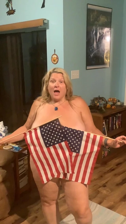 Candi, пизда членососки, благодарит ветеранов в их день!