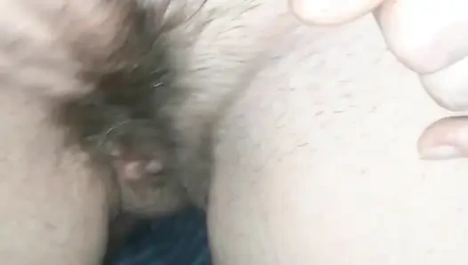 Kıllı amcığımı kocamın önünde okşuyor