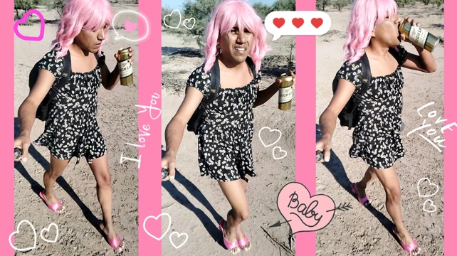 Mini elbiseli güzel küçük transeksüel barbie ve topuklu ayakkabılar sıcak halka açık yürüyüş
