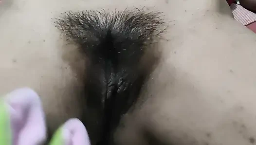 Genç anne erkek arkadaşının yatak odasında parmakla tatmin olan genç amcık