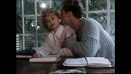 Milly D'abbraccio için üçlü seks. Rocco Siffredi ve büyük klasik bir yarak tarafından sikiliyor ve ağzına boşalıyor