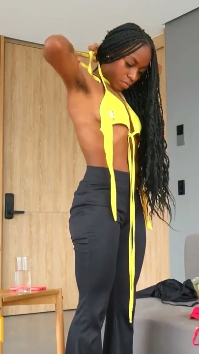 Fit siyah model kalın bir siki üzerindeyken kalçalarını profesyonel gibi sallıyor | Bölüm 1