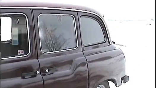 Sıcak sarışınla araba saçmalığı