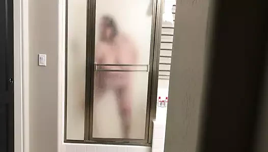 Onu kedi ve göt deliği yemeye hazır hale getiriyor.