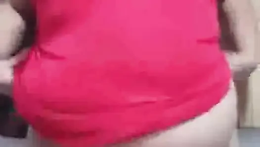 Gel ve iç çamaşırımı çıkarmamı ve seksi gecelikimi büyük kıvrımlı tombul bir zevkle takmamı izle