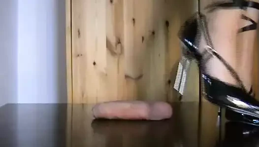 siyah stiletto ile ayakkabı işi