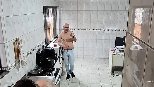 Hizmetçi soyunmayı ve yüzüne boşalmayı kabul etti.